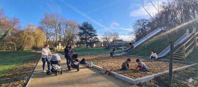 PARC SPELTHORNE - Installation de nouveaux toboggans