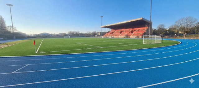 STADE MUNICIPAL - Terrain synthétique et piste d'athlétisme rénovée